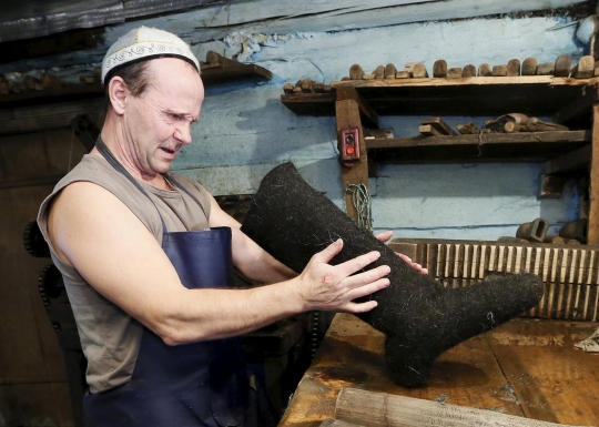 Intip pembuatan Valenki, sepatu bot khas Rusia berbahan wol