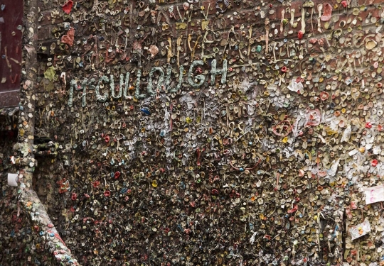 Ini dinding paling jorok yang dihiasi jutaan permen karet