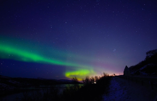 Keindahan fenomena aurora borealis terangi langit malam Norwegia