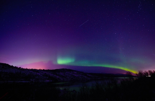Keindahan fenomena aurora borealis terangi langit malam Norwegia