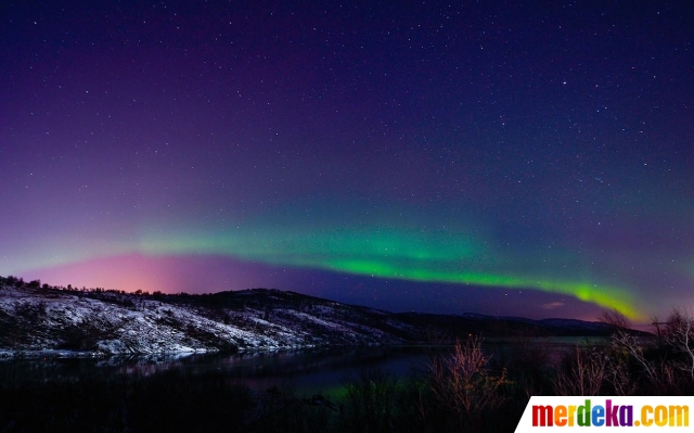 Foto Keindahan Fenomena Aurora Borealis Terangi Langit