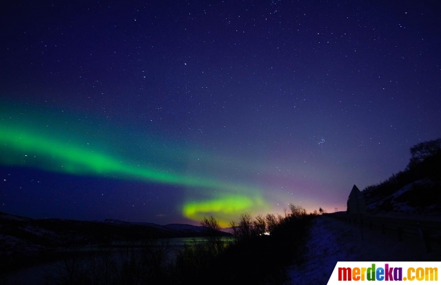 Fenomena Aurora Foto Keindahan fenomena aurora borealis terangi langit 