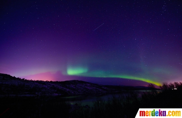 Foto Keindahan fenomena aurora borealis terangi langit 