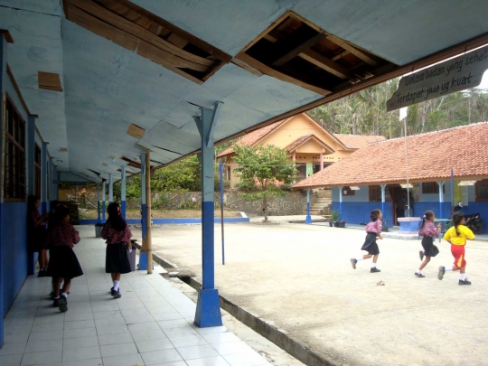 Kondisi prihatin gedung SDN 2 Petahunan rusak dan hampir roboh