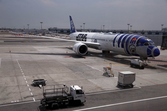 Mampir di Changi, pesawat Star Wars hebohkan warga Singapura