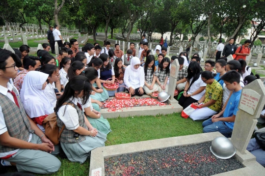 Menteri Khofifah ajak pelajar SMA tabur bunga di TMP Kalibata