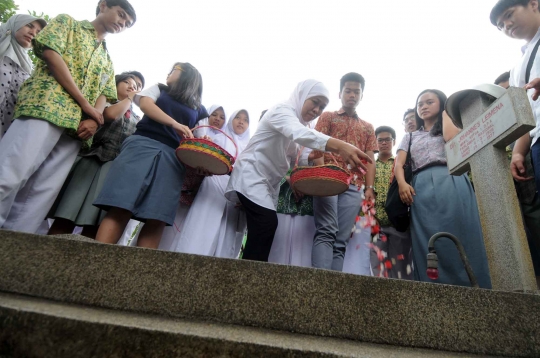 Menteri Khofifah ajak pelajar SMA tabur bunga di TMP Kalibata
