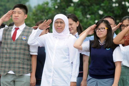 Menteri Khofifah ajak pelajar SMA tabur bunga di TMP Kalibata