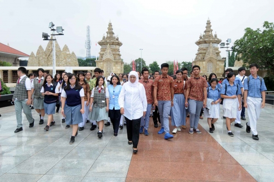 Menteri Khofifah ajak pelajar SMA tabur bunga di TMP Kalibata