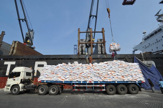 27 Ribu ton beras asal Vietnam tiba di Tanjung Priok