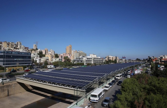 Terobosan unik Lebanon pasang panel surya di atas sungai