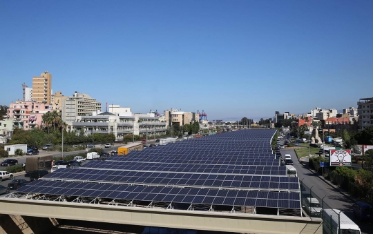 Terobosan unik Lebanon pasang panel surya di atas sungai