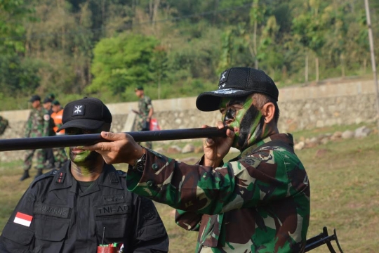 Para jenderal TNI jajal latihan prajurit Tontaipur Kostrad