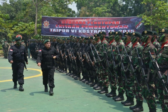 Para jenderal TNI jajal latihan prajurit Tontaipur Kostrad