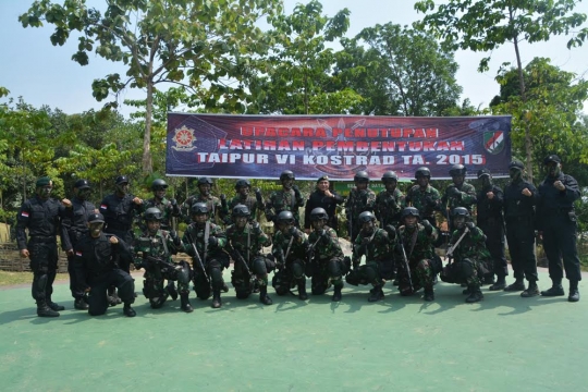 Para jenderal TNI jajal latihan prajurit Tontaipur Kostrad