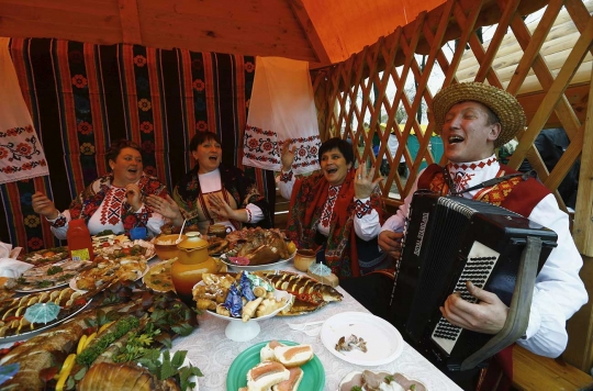 Ingar-bingar warga Belarusia merayakan Festival Panen Daerah