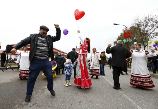 Ingar-bingar warga Belarusia merayakan Festival Panen Daerah