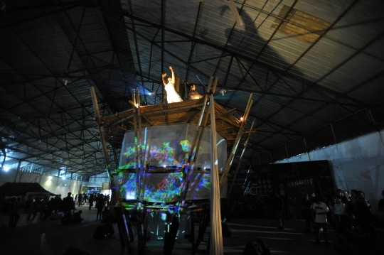 Aksi penari Human is Alien meriahkan Jakarta Biennale 2015