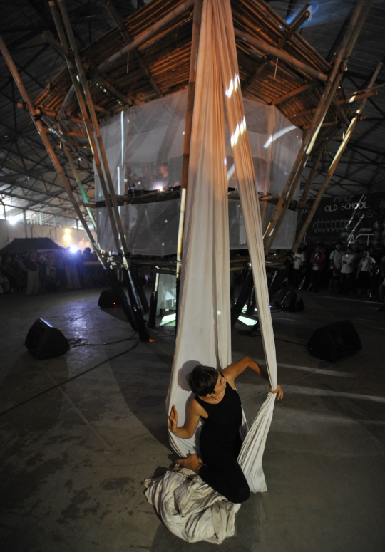 Aksi penari Human is Alien meriahkan Jakarta Biennale 2015