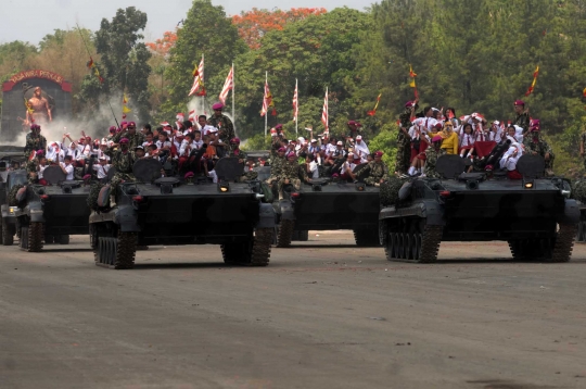 Keseruan siswa SD naik tank Marinir