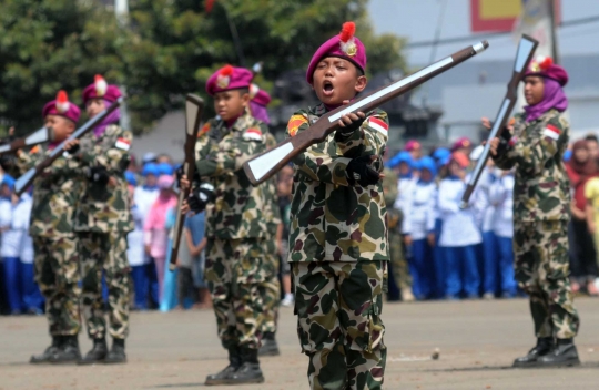 Keseruan siswa SD naik tank Marinir