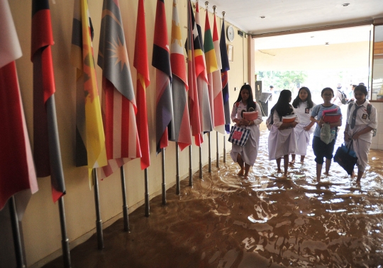 Akibat banjir kiriman, kegiatan belajar sekolah di Bukit Duri lumpuh