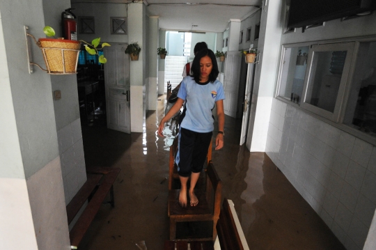 Akibat banjir kiriman, kegiatan belajar sekolah di Bukit Duri lumpuh