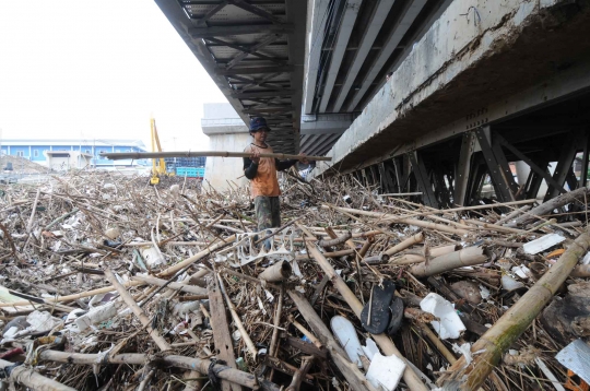 Begini kondisi sungai di Jakarta dipenuhi sampah kiriman Bogor