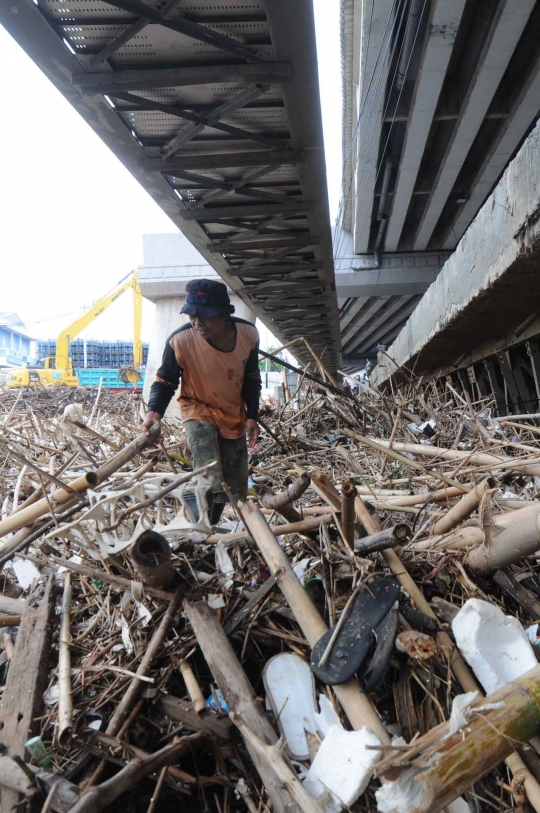 Begini kondisi sungai di Jakarta dipenuhi sampah kiriman Bogor