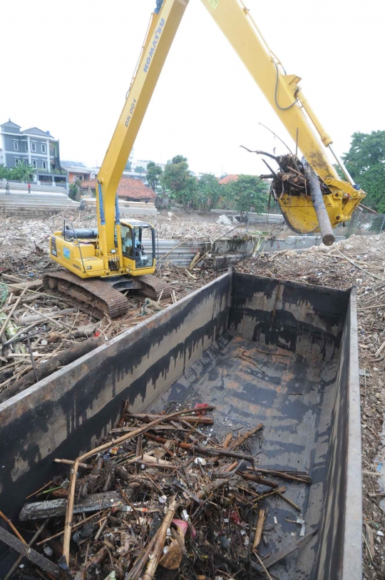 Begini kondisi sungai di Jakarta dipenuhi sampah kiriman Bogor