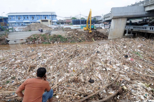 Begini kondisi sungai di Jakarta dipenuhi sampah kiriman Bogor