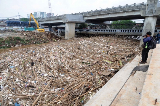 Begini kondisi sungai di Jakarta dipenuhi sampah kiriman Bogor