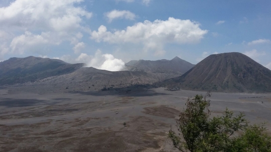 Gunung Bromo terus semburkan asap vulkanik