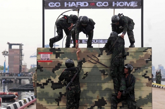 Aksi prajurit TNI AL adu ketangkasan dalam lomba halang rintang