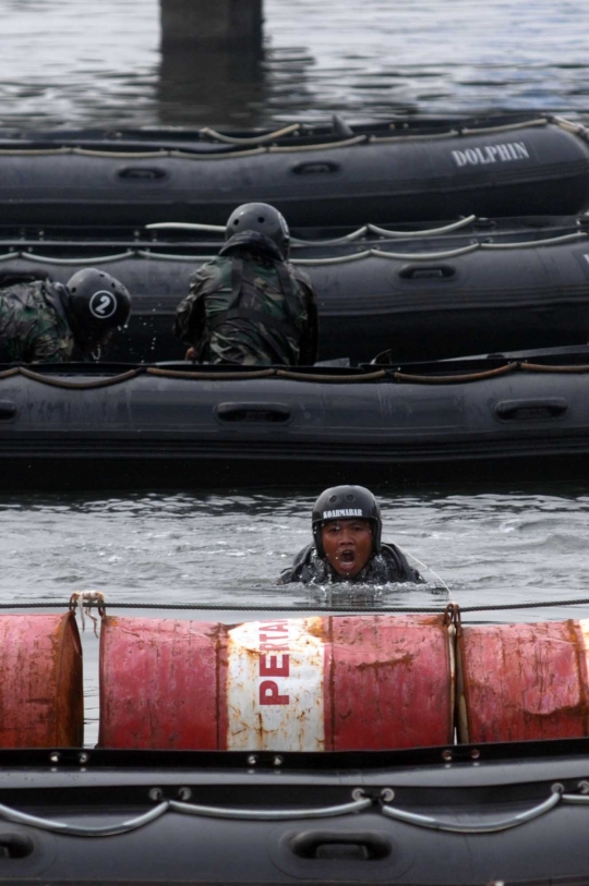 Aksi prajurit TNI AL adu ketangkasan dalam lomba halang rintang