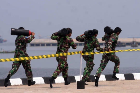 Aksi prajurit TNI AL adu ketangkasan dalam lomba halang rintang