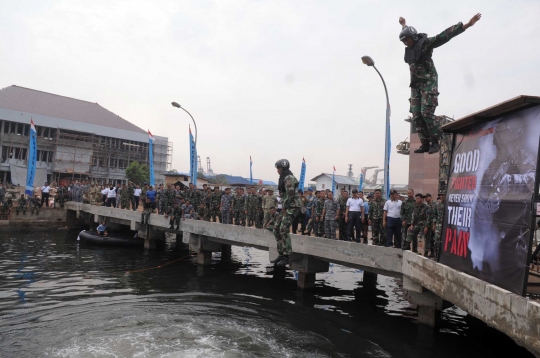 Aksi prajurit TNI AL adu ketangkasan dalam lomba halang rintang