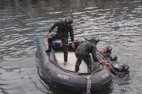 Aksi prajurit TNI AL adu ketangkasan dalam lomba halang rintang