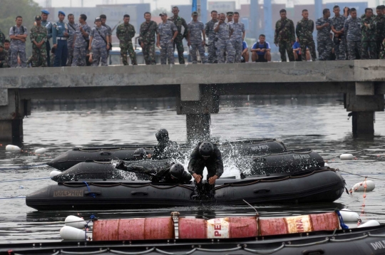 Aksi prajurit TNI AL adu ketangkasan dalam lomba halang rintang