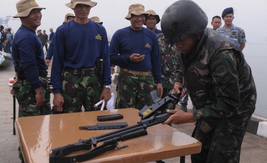 Aksi prajurit TNI AL adu ketangkasan dalam lomba halang rintang