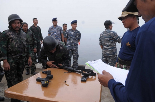 Aksi prajurit TNI AL adu ketangkasan dalam lomba halang rintang