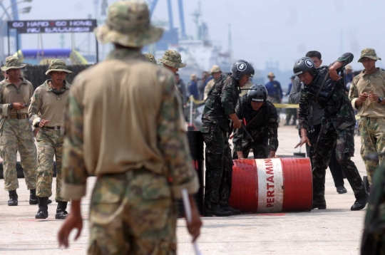 Aksi prajurit TNI AL adu ketangkasan dalam lomba halang rintang