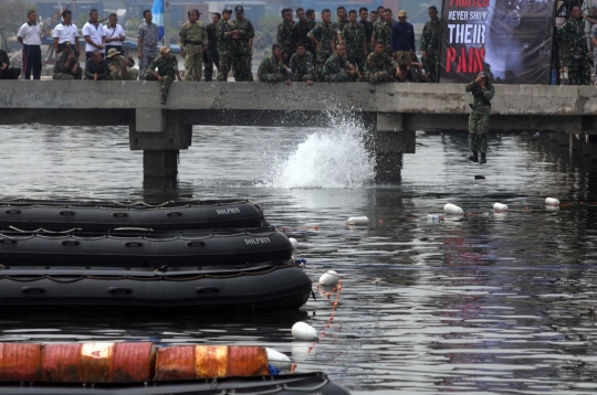 Aksi prajurit TNI AL adu ketangkasan dalam lomba halang rintang