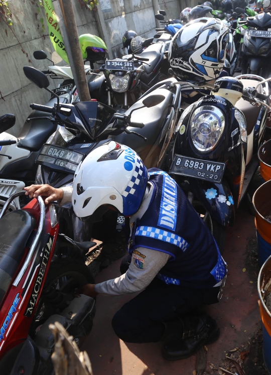 Parkir di trotoar, ratusan pentil sepeda motor dicabuti Dishub