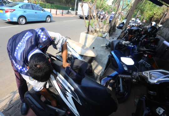 Parkir di trotoar, ratusan pentil sepeda motor dicabuti Dishub