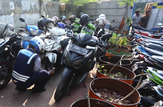 Parkir di trotoar, ratusan pentil sepeda motor dicabuti Dishub