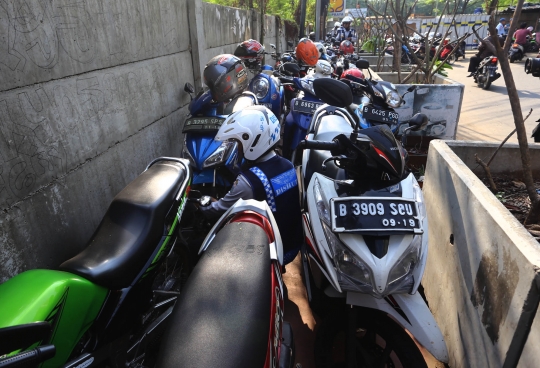 Parkir di trotoar, ratusan pentil sepeda motor dicabuti Dishub