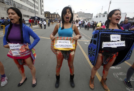 Protes kebijakan sterilisasi paksa, wanita Peru buka rok di jalanan