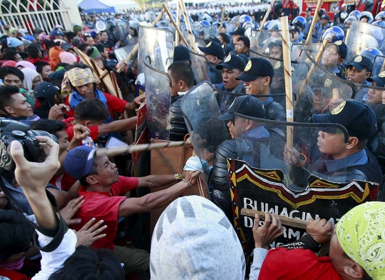 Mencekamnya aksi demonstrasi anti APEC di Filipina