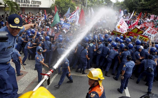 Mencekamnya aksi demonstrasi anti APEC di Filipina